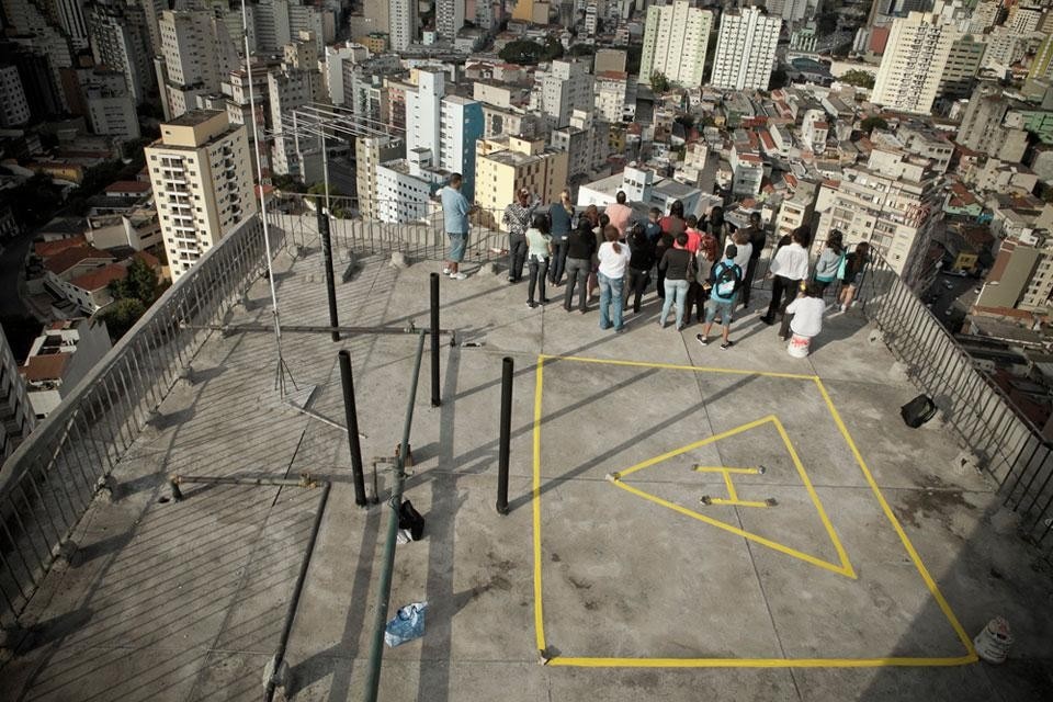 Antonio Ottomanelli, Paola Villani con gli abitanti del barrio di Bela Vista, <i>Subendo</i>, workshop di guerrilla design photography, San Paolo