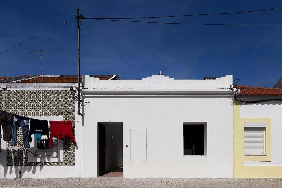 Paulo Tormenta Pinto Arquitectos, ristrutturazione di una casa in Montijo, Portogallo