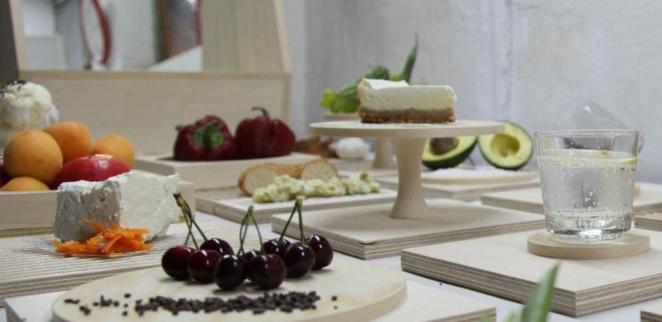 Studio Appétit, <i>Eating Reflections</i>. Postazioni per mangiare dotate di un ampio specchio e una superficie di appoggio con vassoi sempre diversi, pensati in relazione alle specialità culinarie da servire