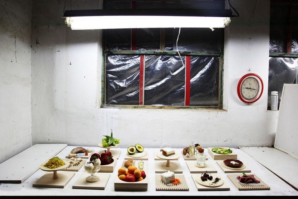 Studio Appétit, <em>Eating Reflections</em>. Postazioni per mangiare dotate di un ampio specchio e una superficie di appoggio con vassoi sempre diversi, pensati in relazione alle specialità culinarie da servire