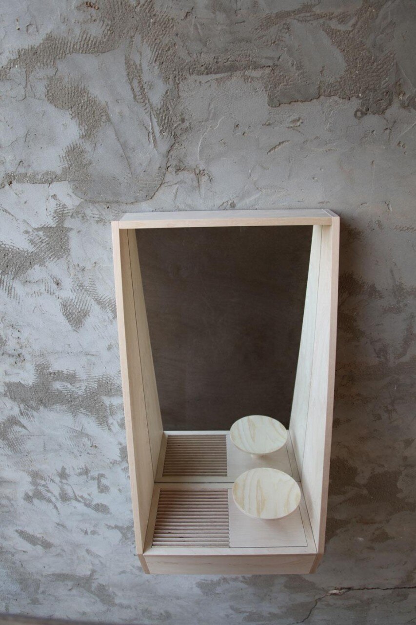 Studio Appétit, <em>Eating Reflections</em>. Postazioni per mangiare dotate di un ampio specchio e una superficie di appoggio con vassoi sempre diversi, pensati in relazione alle specialità culinarie da servire