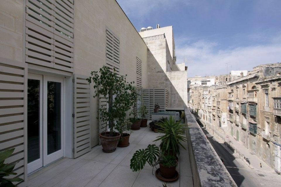 Il retro dell'edificio si inserisce nel contesto storico di Valletta