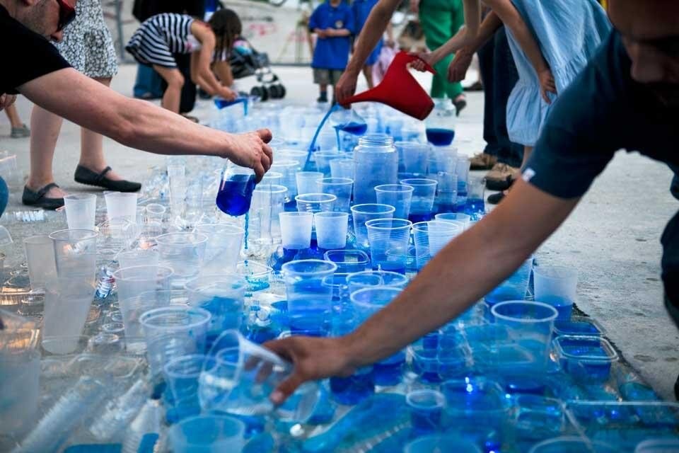 Luzinterruptus, Installazione di una piscina pubblica luminosa in Campo de Cebada, Madrid
