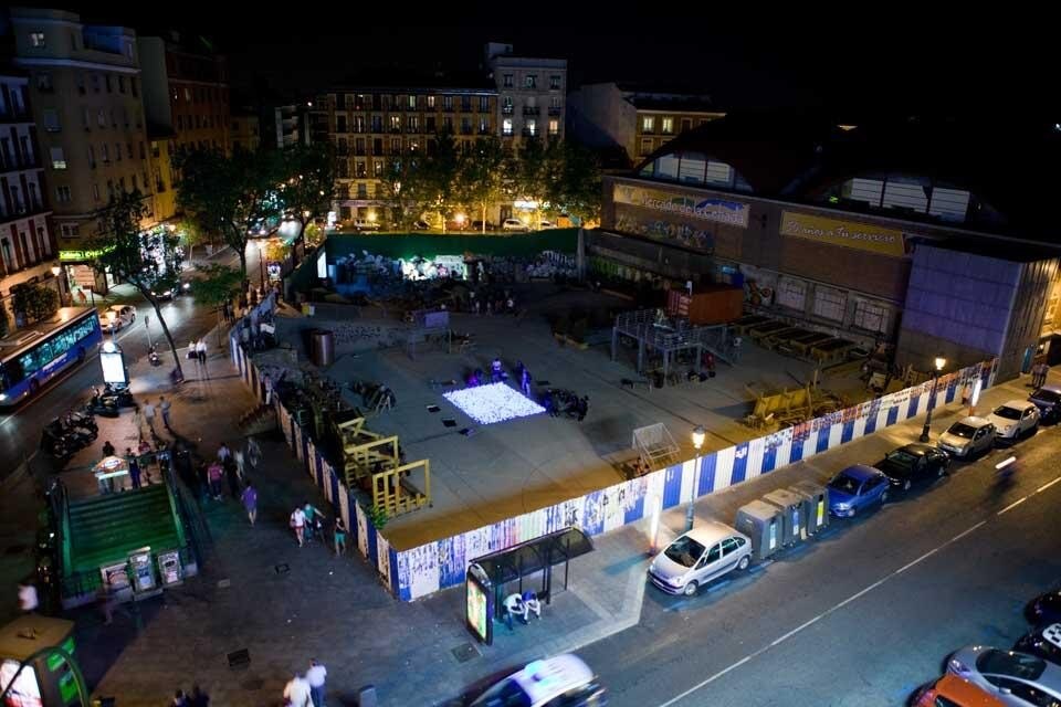 Luzinterruptus, Installazione di una piscina pubblica luminosa in Campo de Cebada, Madrid