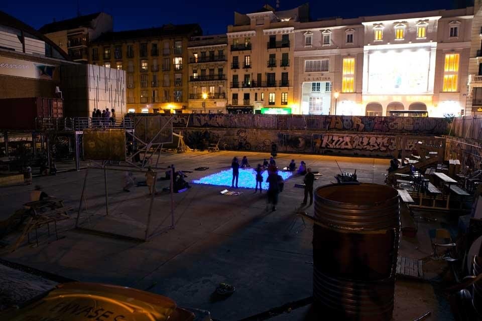 Luzinterruptus, Installazione di una piscina pubblica luminosa in Campo de Cebada, Madrid
