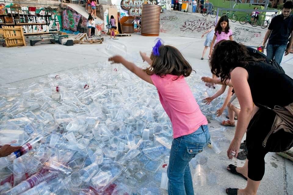 Luzinterruptus, Installazione di una piscina pubblica luminosa in Campo de Cebada, Madrid