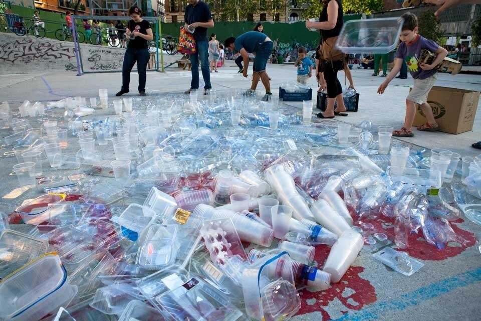 Luzinterruptus, Installazione di una piscina pubblica luminosa in Campo de Cebada, Madrid