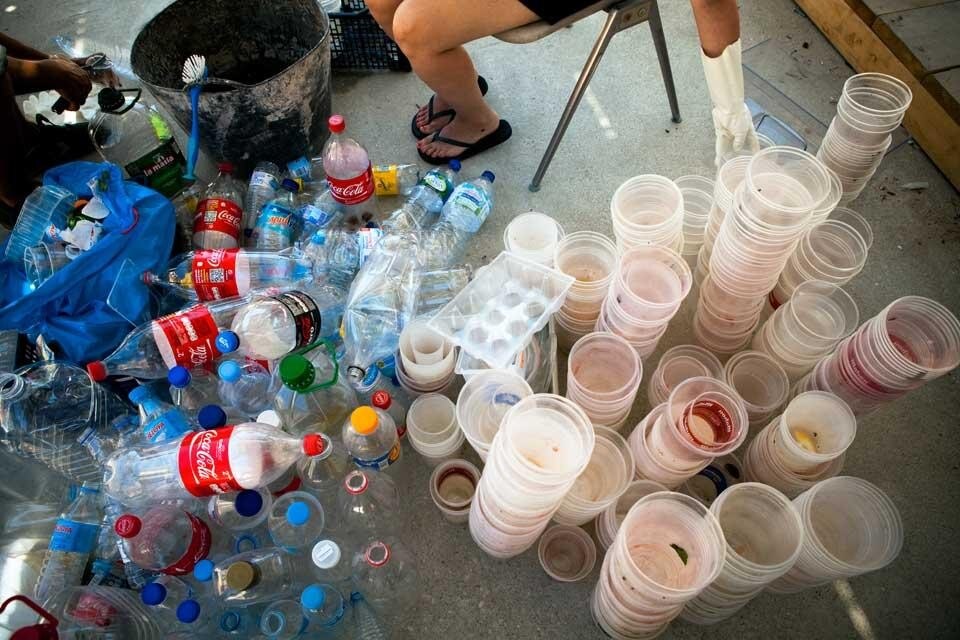 Luzinterruptus, Installazione di una piscina pubblica luminosa in Campo de Cebada, Madrid