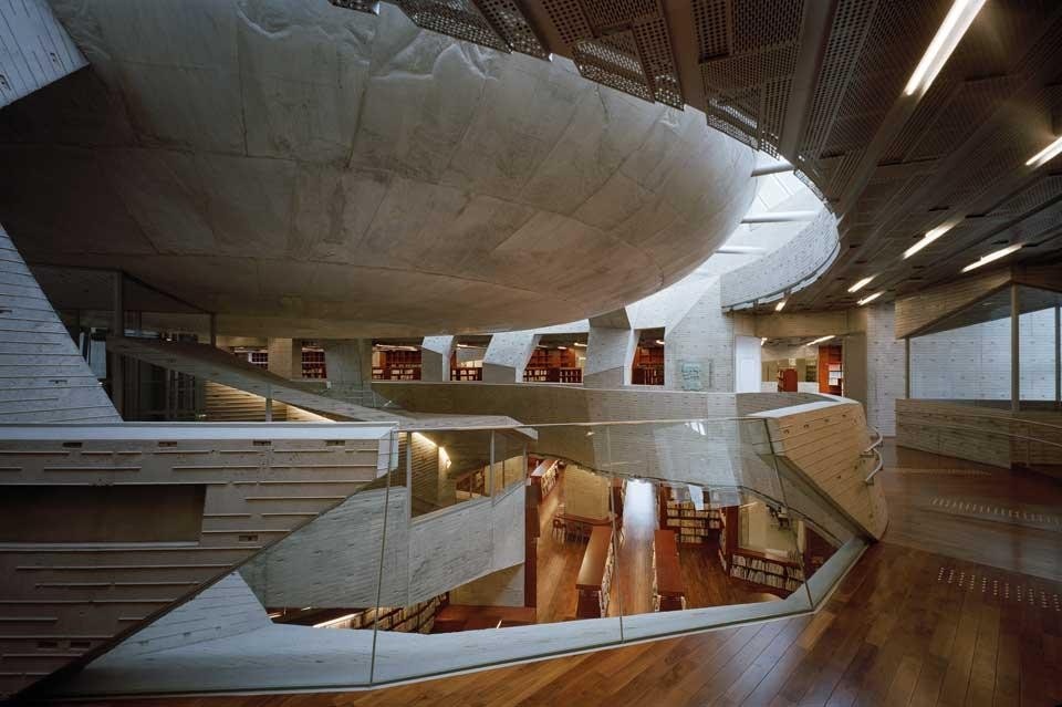 Chiaki Arai Urban & Architecture Design, Kadare Cultural Centre, Yurihonjo, Giappone. Qui sopra: la struttura del planetario apparentemente sospesa al di sopra degli spazi della biblioteca 