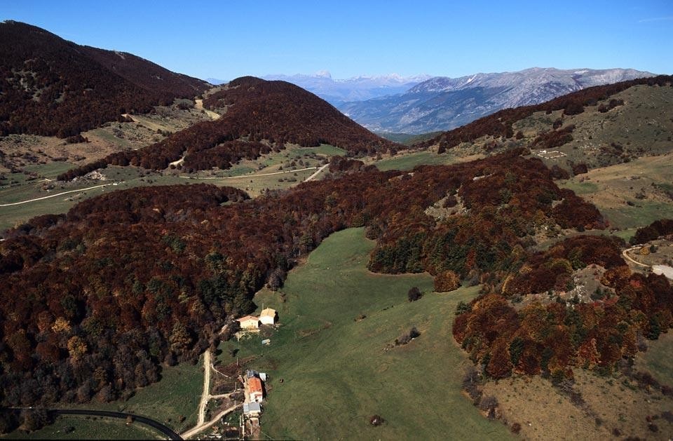 Bosco di Sant’Antonio, veduta aerea autunnale; in primo piano l’eremo di Sant’Antonio, sullo sfondo il Gran Sasso. Foto di Roberto Monasterio-Carsa Edizioni, 2006