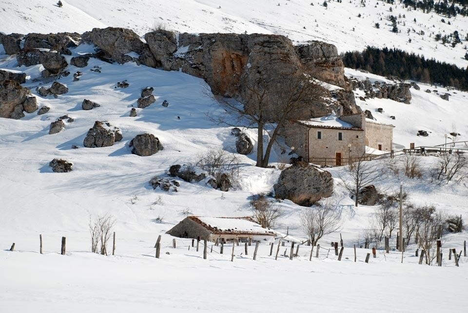 Eremo di San Michele, nei dintorni di Pescocostanzo. Foto di Luigi Latini-Fondazione Benetton Studi Ricerche, febbraio 2012

