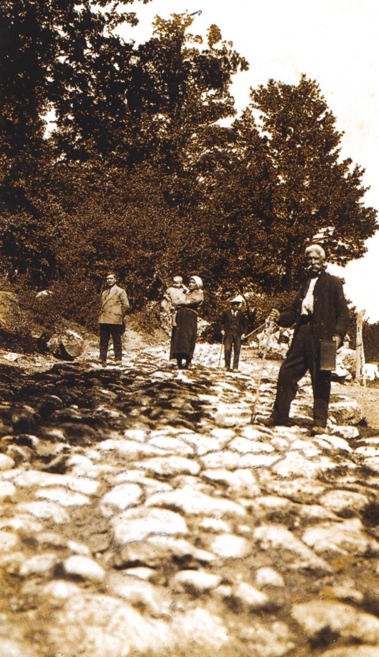 Bosco di Sant’Antonio, la strada di epoca romana che attraversa il bosco. Foto dall'Archivio Sabatini-Carsa Edizioni, 1930 circa