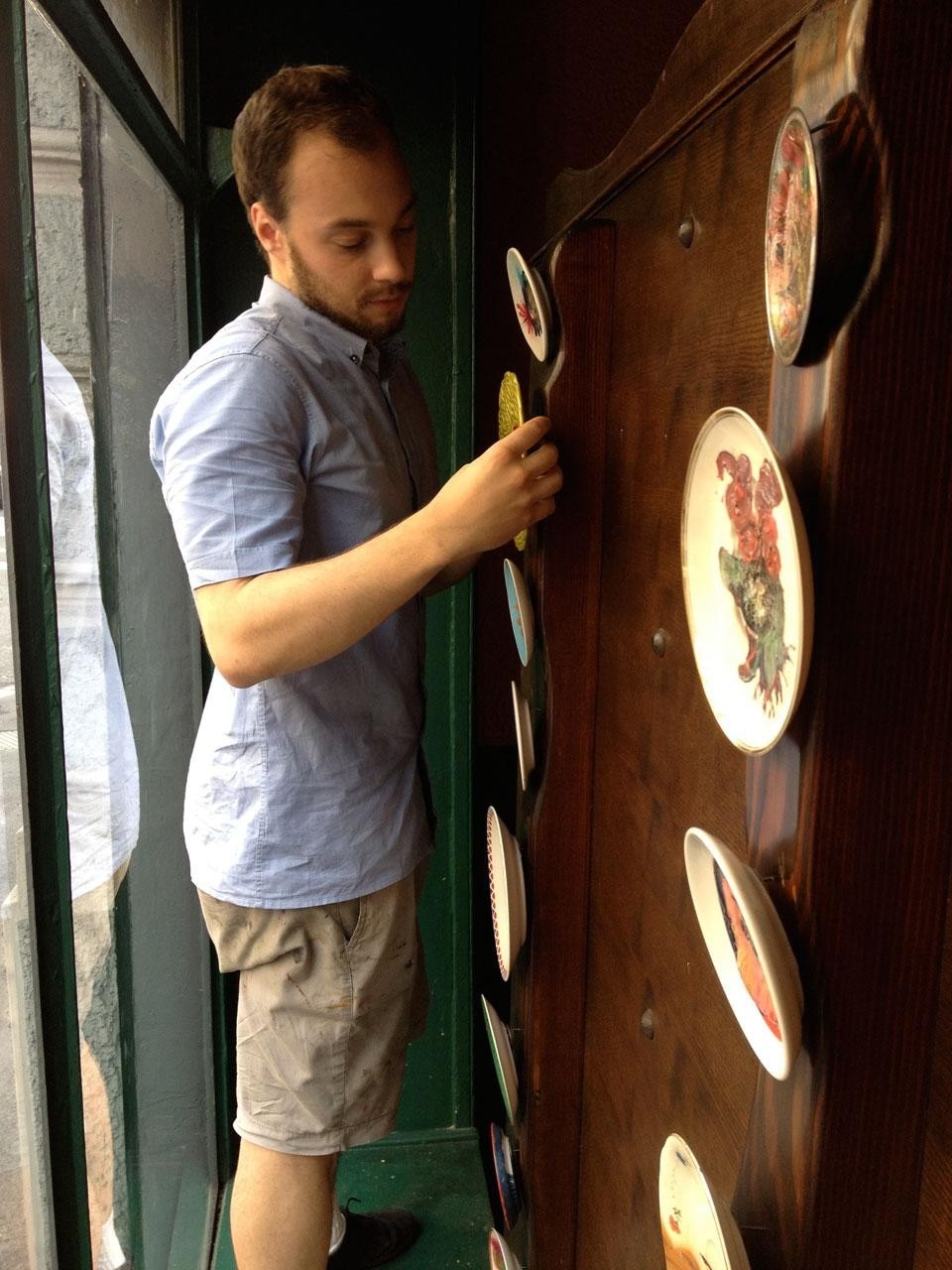 L'artista durante la fase di allestimento della vetrina de Il Carpaccio, lunedì scorso, giorno di chiusura del ristorante