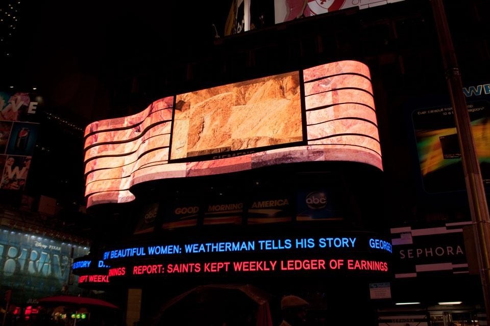Seoungho Cho, installazione <em>Buoy</em>, in Times Square, New York. Foto di Ka-Man per la Times Square Alliance