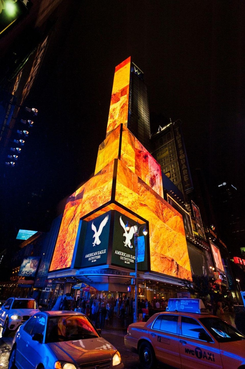 Seoungho Cho, installazione <em>Buoy</em>, in Times Square, New York. Foto di Lovis Dengler Ostenrik per la Times Square Alliance