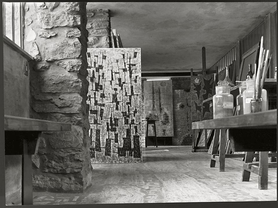 Lo studio di architettura, al livello inferiore, con a destra gli arredi in ferro e legno