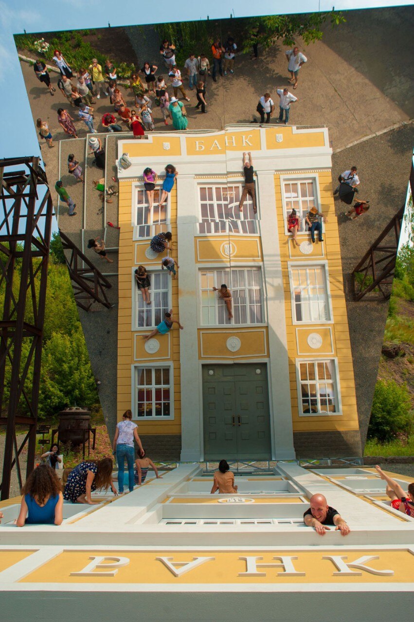 Installazione di Leandro Erlich. <i>Where is the Time?</i>, installazioni permanenti, Izolyatsia, Donetsk, Ucraina