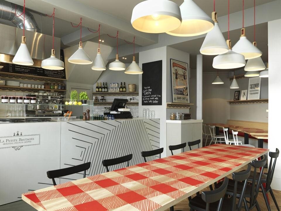 <i>La Petite Bretagne</i>, crêperia disegnata a Londra dallo studio Paul Crofts