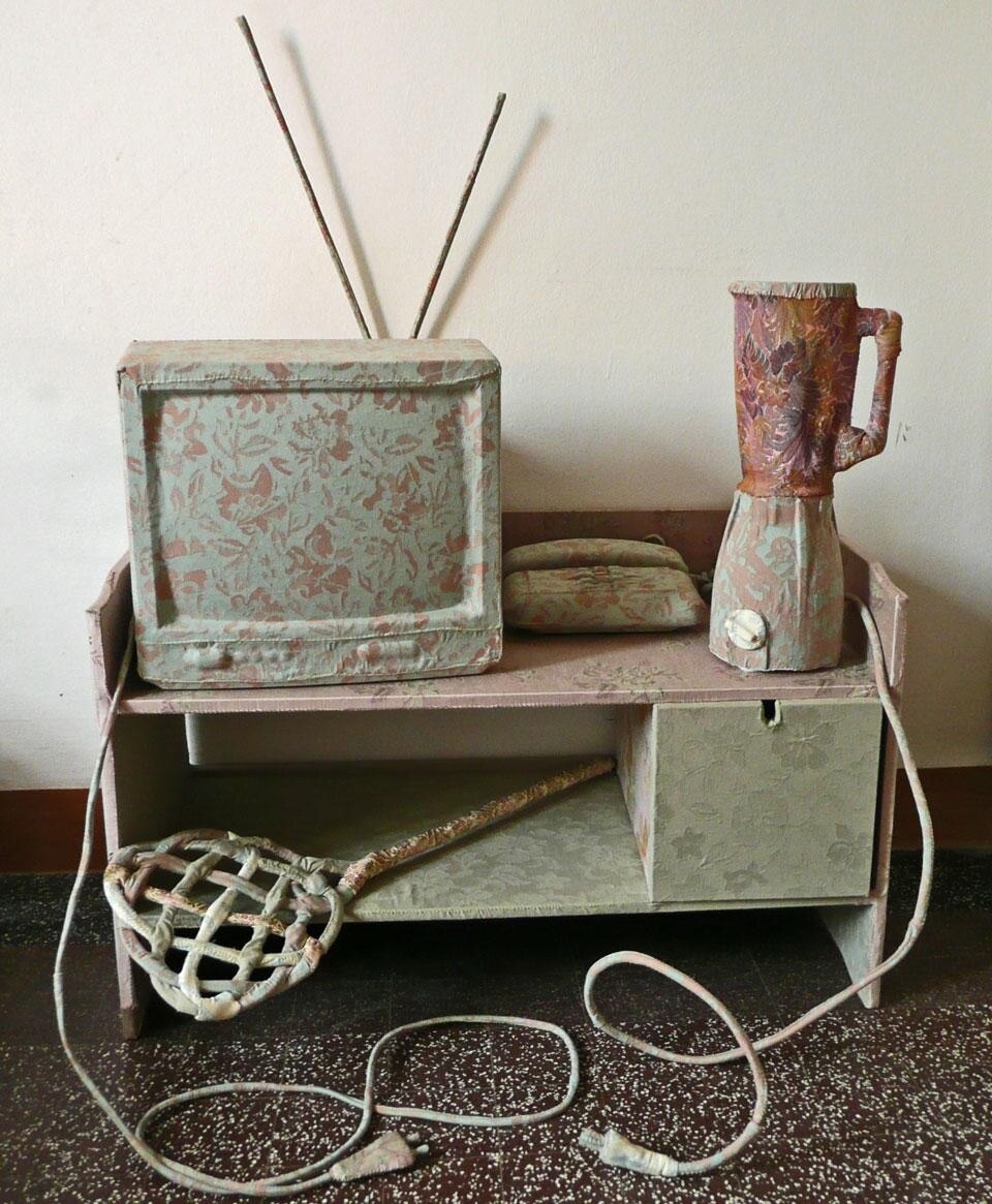 In alto:installazione fotografica di Claudio Renna, Michele e Denise Ferrari durante l'evento <i>Cuore di pietra</i>. Sopra:installazioni con stoffe di Elisa Alescio. Progetto di arte pubblica a Pianoro, curato da Mili Romano, con le opere degli studenti dell'Accademia di Belle Arti di Bologna