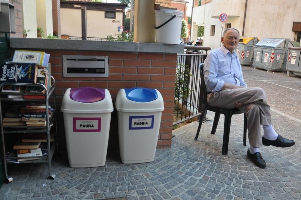 Installazione fotografica di Elisa Savignanodurante e Paola Baccigalugo durante l'evento <i>Cuore di pietra</i>, progetto di arte pubblica a Pianoro, curato da Mili Romano, con le opere degli studenti dell'Accademia di Belle Arti di Bologna