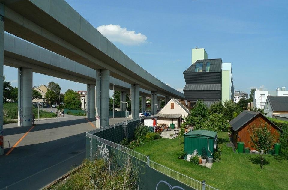 Artec, complesso residenziale a ridosso di una sopraelevata, Vienna 2012