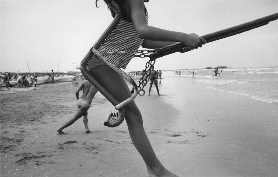 In apertura: Luigi Ghirri, <i>Capri</i>, 1982. Qui sopra: Claude Nori, <i>Rimini</i>, 1983