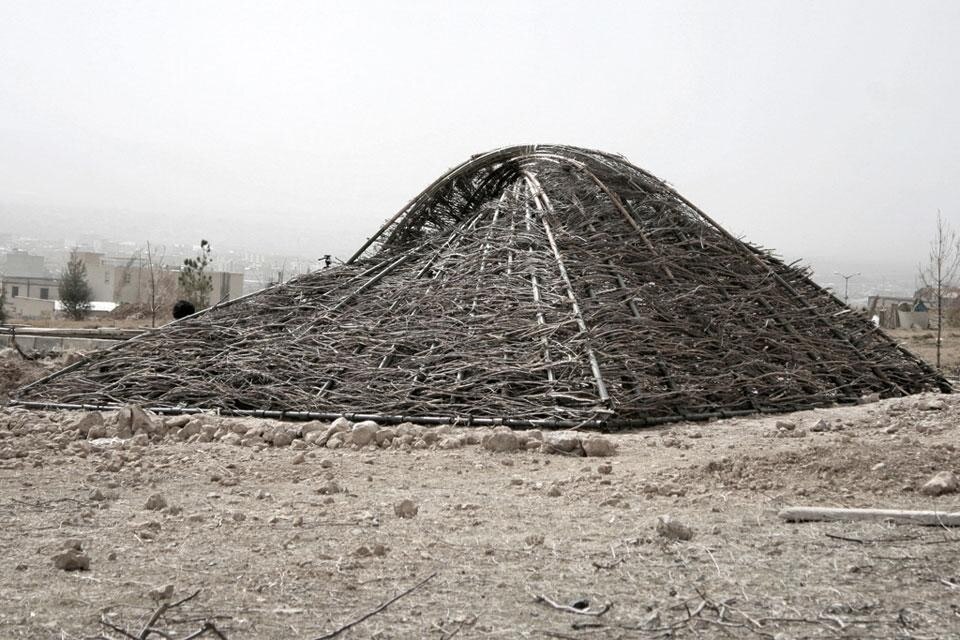 Rai Studio, <em>Mud Structure</em>, rifugio realizzato con fango e bambù, Iran 2012