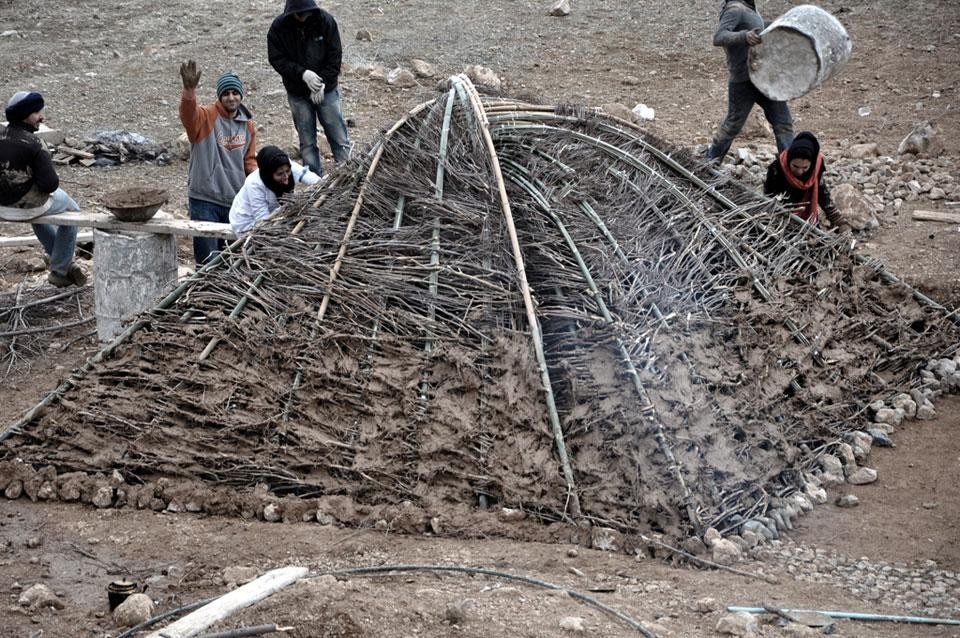 Rai Studio, <em>Mud Structure</em>, rifugio realizzato con fango e bambù, Iran 2012