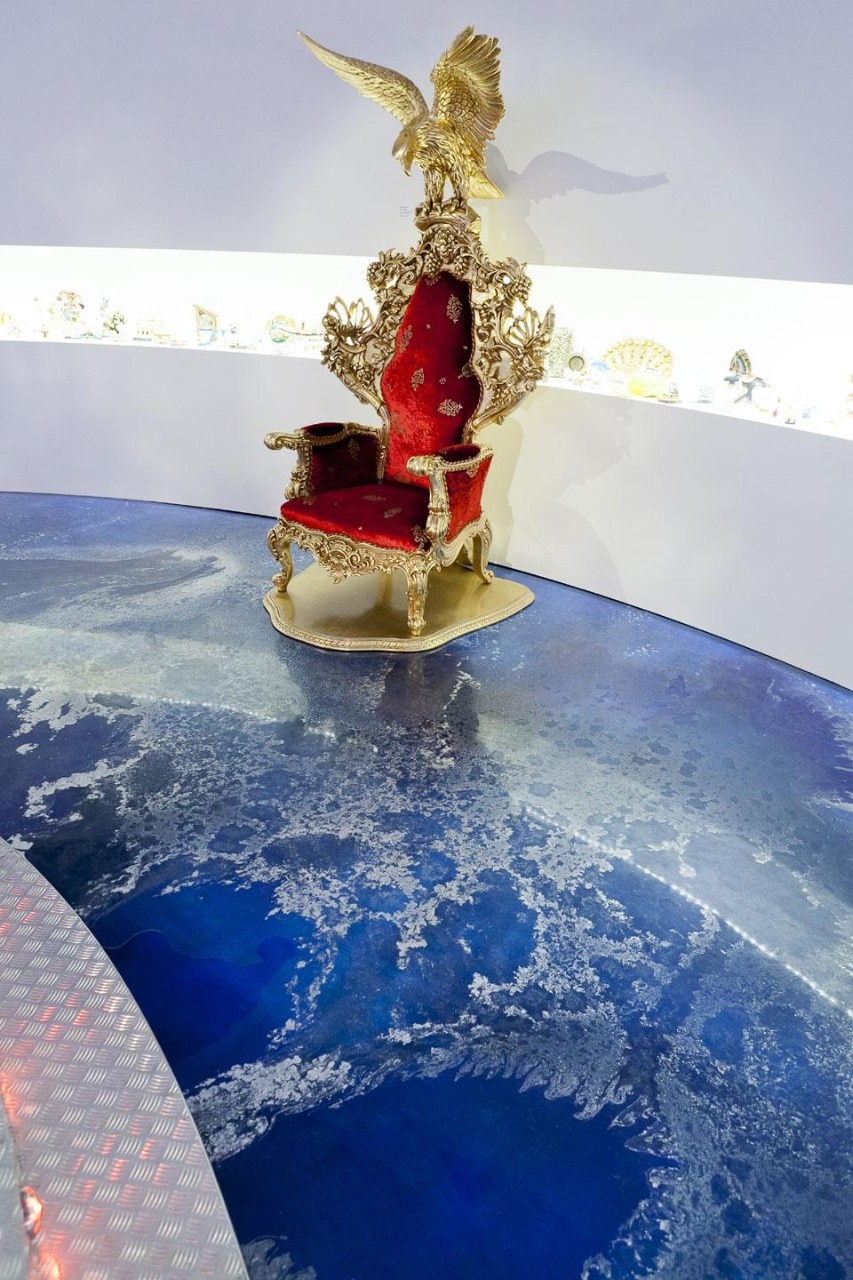 <i>Gillo Dorfles. Kitsch: oggi il kitsch</i>. Pavimento in resina realizzata da Gobbetto. Mostra alla Triennale di Milano fino al 26 agosto 2012