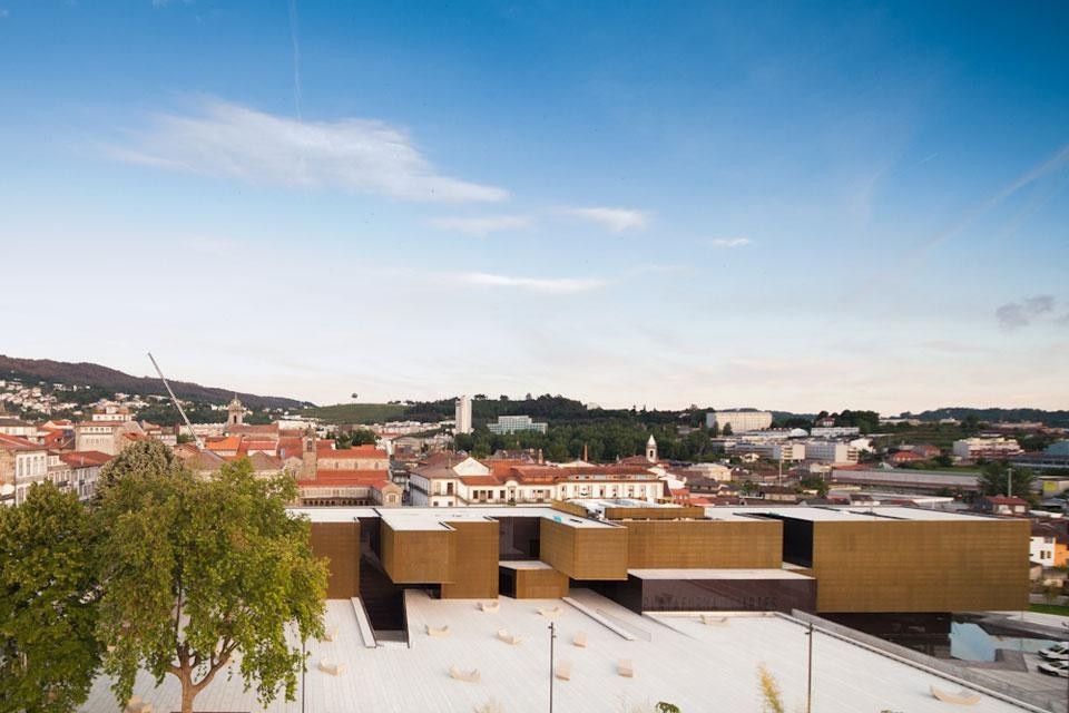 Pitágoras Arquitectos, Piattaforma per le arti e la creatività presso il Jose de Guimarães International Center for the Arts, Guimarães, Portogallo