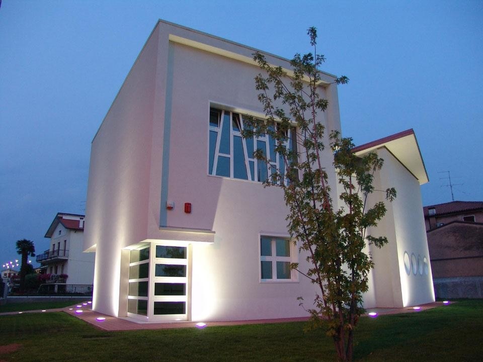 Nuovo Centro Polifunzionale a Lazise, sul Lago di Garda. Progetto: arch. Valerio Pedroni