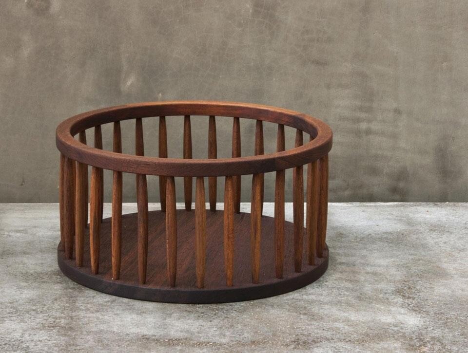 In alto: <i>Candle Holder</i>, nuova collezione in legno disegnata da Studio Mumbai e Aldo Cibic esposto nello showroom Paola C. Sopra: <i> Fruit Basket</i>