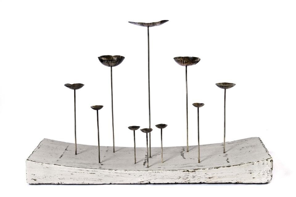 <i>Senza Titolo</i>, fruttiera in argento con base in cemento, Nicola Perilli. All'interno della mostra <i>Tabula Rasa<i> alla Galleria Otto, Firenze