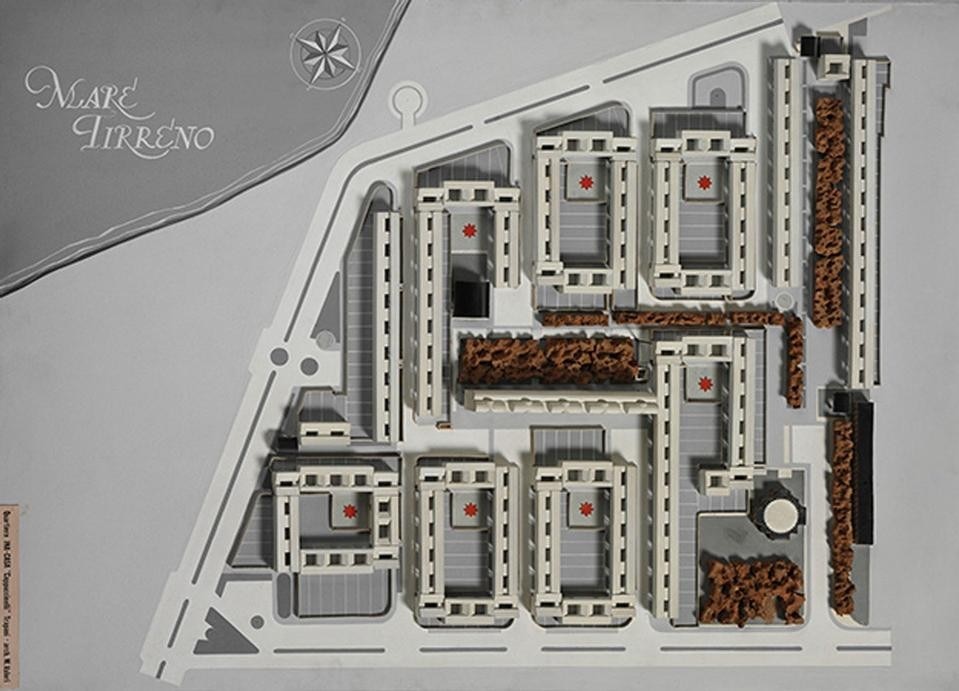 In alto e sopra: Michele Valori, <i>Modello Quartiere Ina Casa</i>, Paceco, Trapani. In mostra dal 31 agosto al 18 novembre a Palazzo Zenobio, Venezia