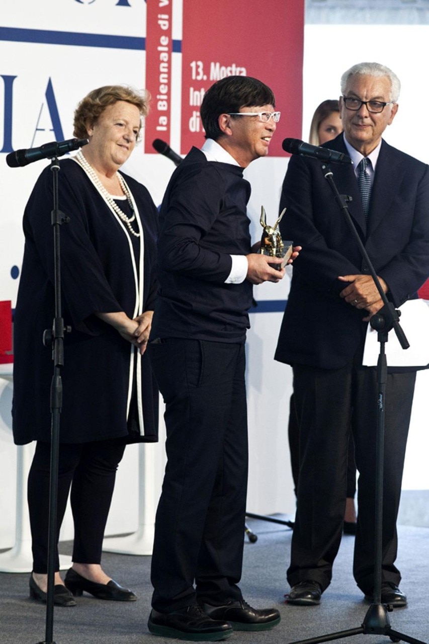 Toyo Ito, Leone d'Oro al Giappone per la migliore partecipazione nazionale. A sinistra il ministro Cancellieri, a destra il presidente della Biennale Baratta. Photo Francesco Galli. Courtesy la Biennale di Venezia
