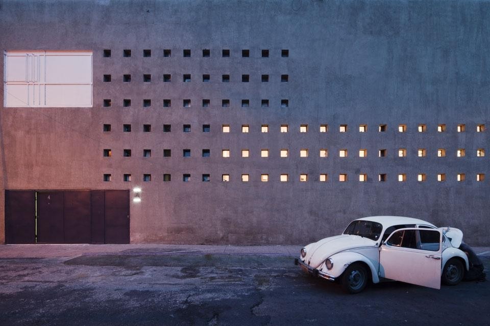 In apertura: lo spazio espositivo di Archivo Diseño y Arquitectura. Qui sopra: la facciata principale di Archivo Diseño y Arquitectura, su calle Francisco Ramirez, a Città del Messico