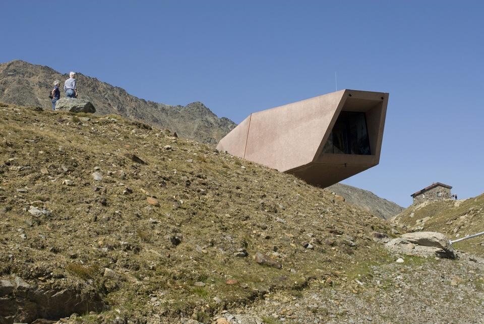 Il Museo del Passo Rombo progettato dall'architetto altoatesino Werner Tscholl sarà la meta di un viaggio/pellegrinaggio in alta montagna (il 22 e 23 settembre) con un concatenarsi di esperienze artistiche e performance che ricordano le grandi passioni di John Cage 