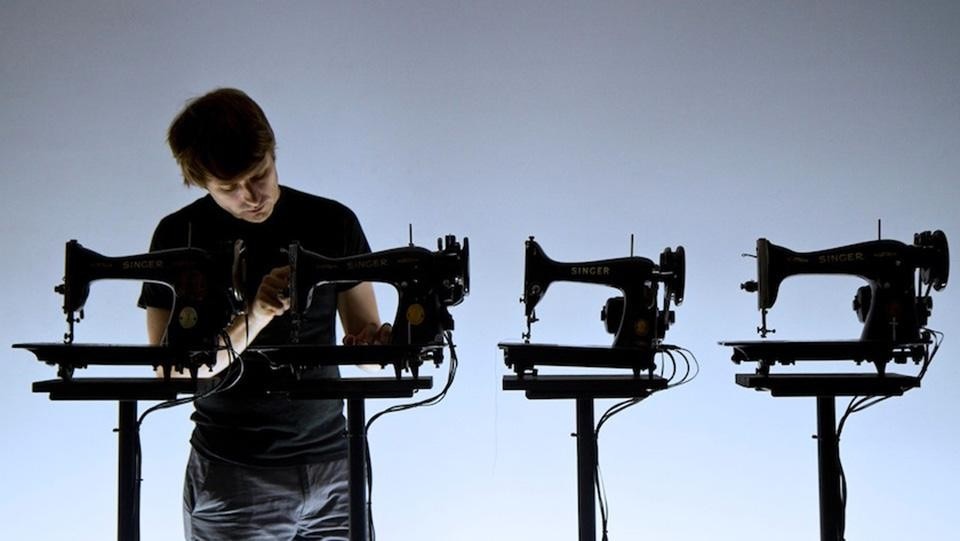 In apertura: il progetto <i>Inject</i> della band giapponese Toe. Qui sopra: Martin Messier e Nicholas Bernier, <i>Sewing machine orchestra</i>