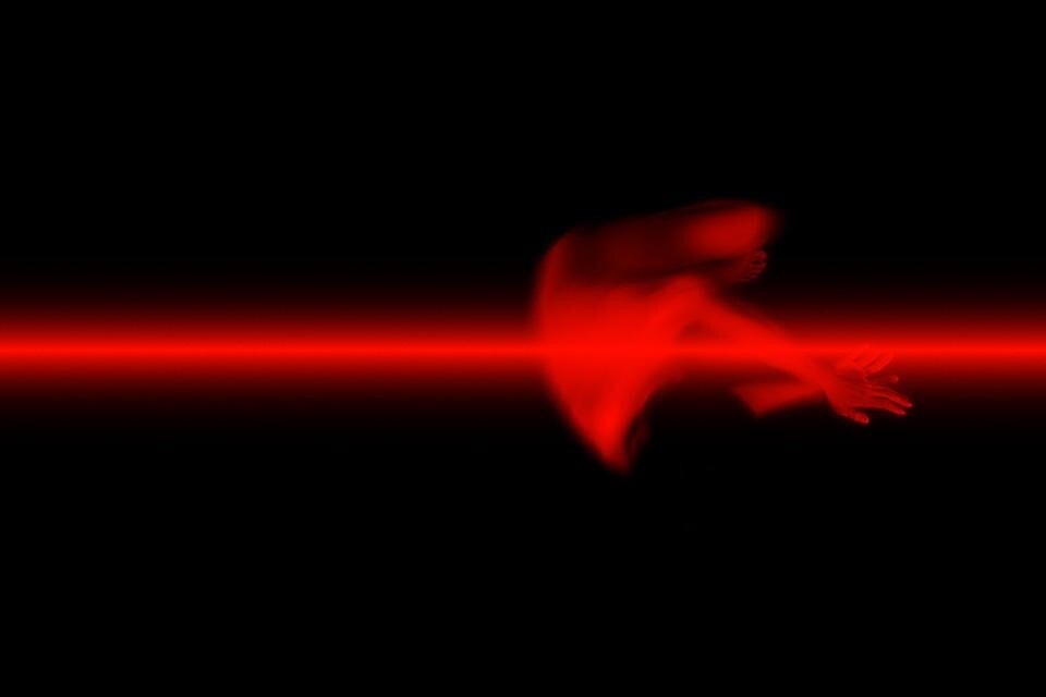 Lo spettacolo di Ulf Langheinrich, storico co-fondatore dei Granular Synthesis. Movement C. sarà introdotta dalla performance <i>Sensations of a sculpture before taking shape</i> dell'artista altoatesino Michael Fliri