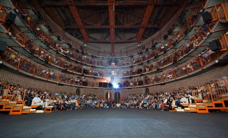 In apertura e qui sopra: vista esterna e interna del Teatro Strehler in occasione del Milano Film Festival (MFF). Fotografia di Delfino Sisto Legnani