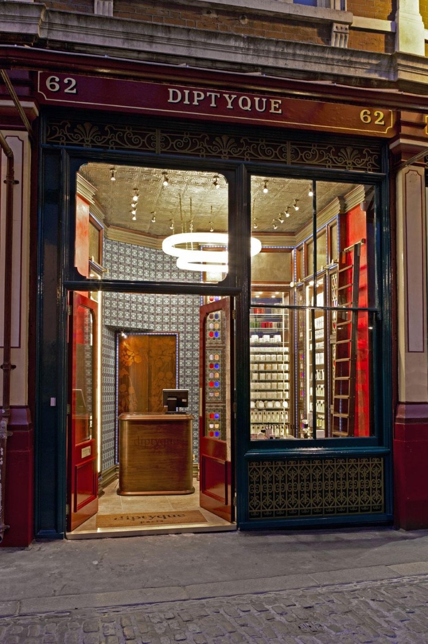 Nuovi interni della boutique Diptyque, nel Leadenhall Market di Londra, disegnati dal designer Christopher Jenner in puro stile vittoriano. Photo © Michael Franke