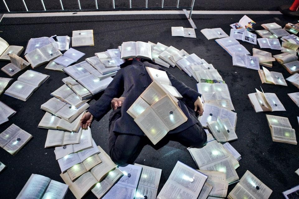 <i>Literature v/s Traffic</i>, Performance organizzata da Tony Yap e Yumi Umiumare. Luzinterruptus, Fed Square, Melbourne. Installazione in occasione del festival <i>Light in Winter</i>. Photo  Gustavo Sanabria