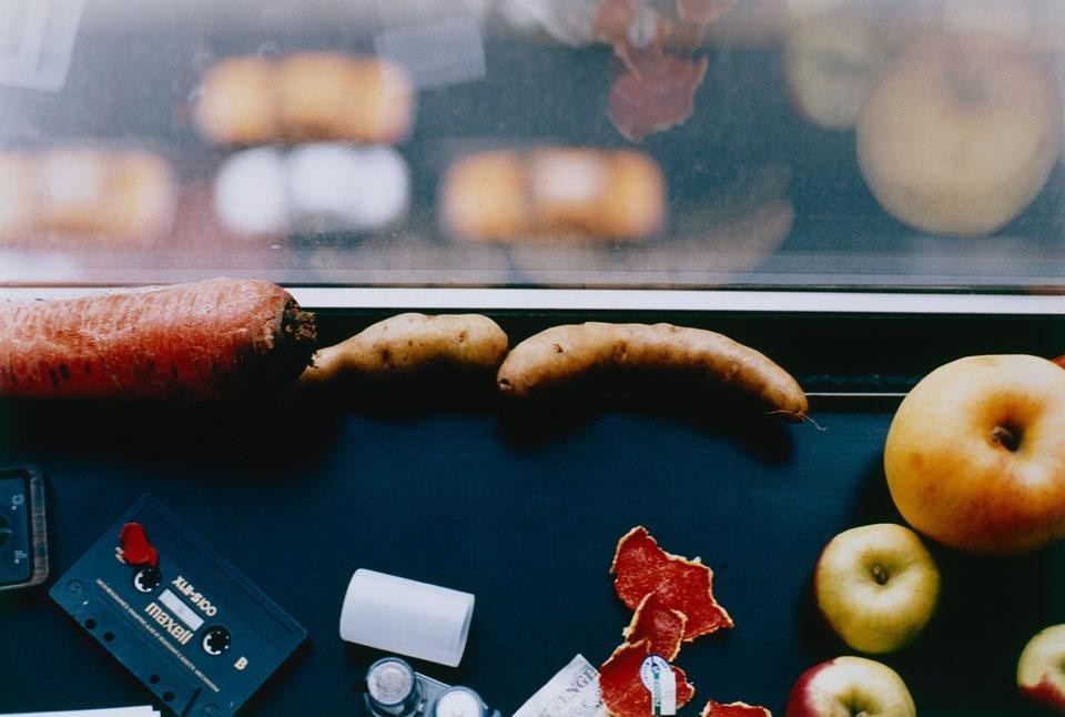 In apertura: <i>Stripping</i>, Teresa Hubbart, 1998. Sopra: <i>Still Life</i>, Wolfgang Tillmans, 2001. <i>Una finestra sul mondo. Da Dürer a Mondrian e oltre</i>, Museo d'Arte di Lugano dal 16 settembre 2012 al 6 gennaio 2013.
