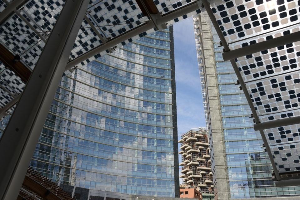 Corso Como District, Milano, galleria che circonda la piazza progettata dall'architetto argentino Cesar Pelli