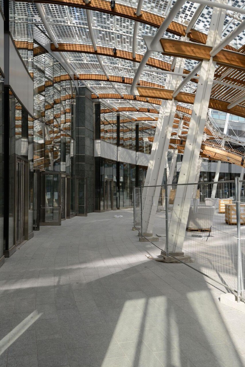 Corso Como District, Milano, galleria che circonda la piazza progettata dall'architetto argentino Cesar Pelli