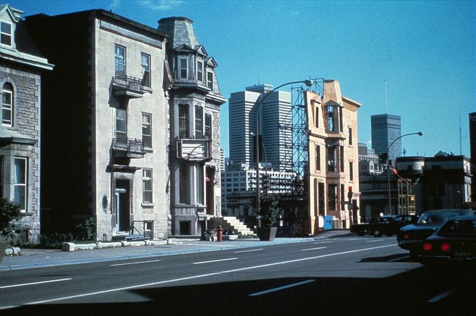 In apertura: <i>A Chicago Construction</i>, 1982. Sopra: <i>Les maisons de la rue Sherbrooke</i>, 1976, Melvin Charney (1935-2012). Archivi Domus
