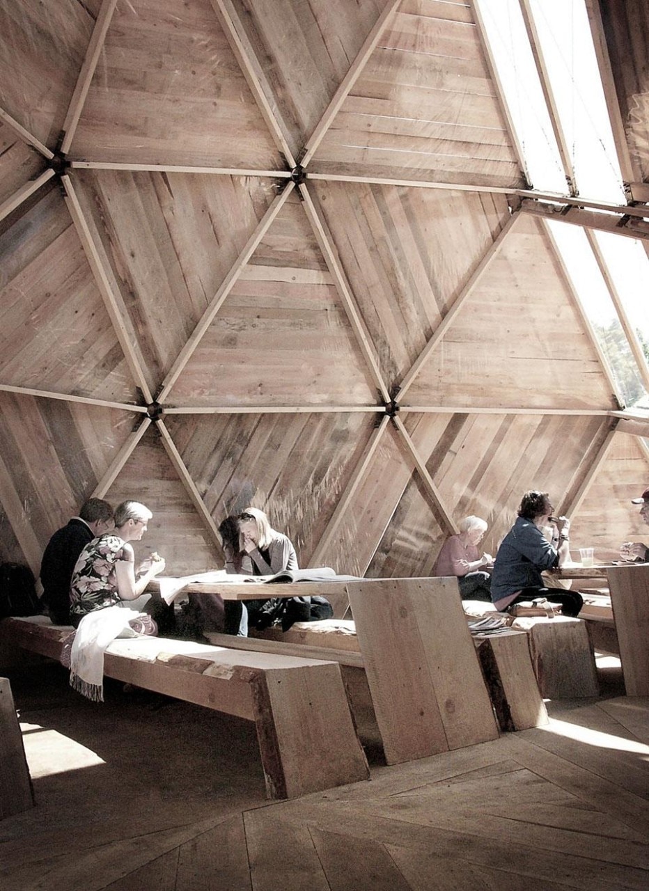 Kristoffer Tejlgaard + Benny Jepsen, Meeting Dome, cupola geodedica decostruita. Allinge, Bornholm, Danimarca 2012