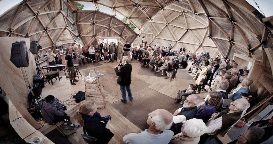 Kristoffer Tejlgaard + Benny Jepsen, Meeting Dome, cupola geodedica decostruita. Allinge, Bornholm, Danimarca 2012