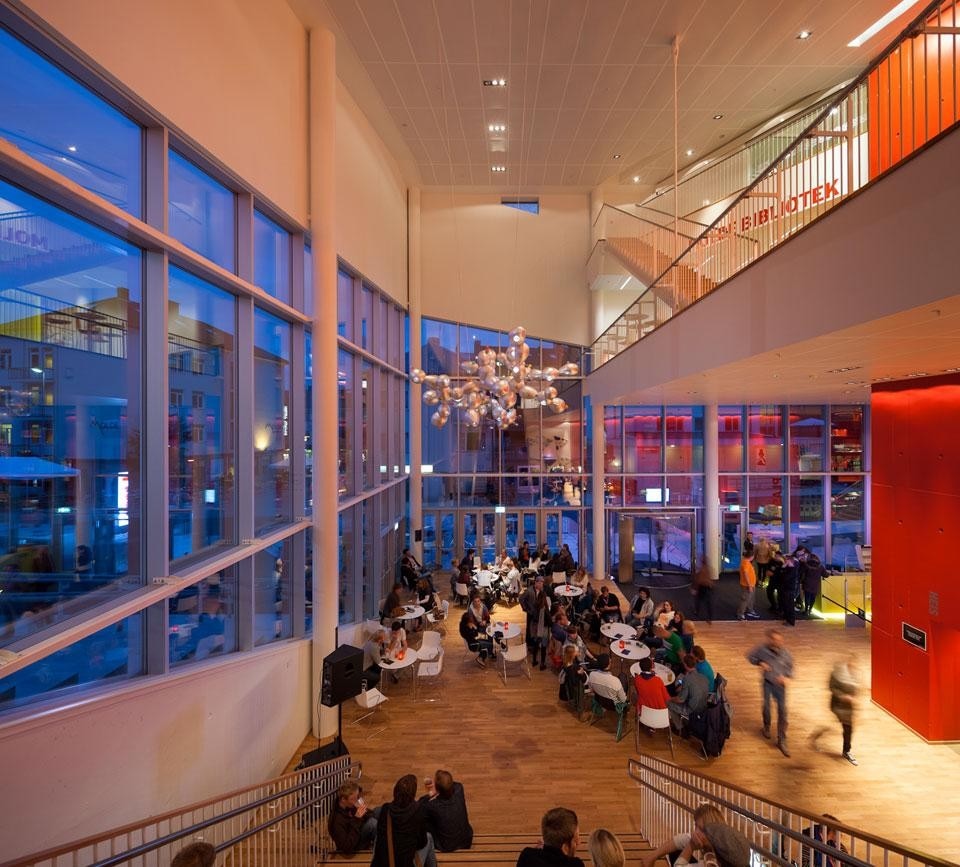 3XN, Centro Culturale Plassen, Molde 2012. Lo schema dei colori caldi in combinazione con i pavimenti in legno massiccio e la luce naturale che abbonda negli spazi interni, creano un ambiente cordiale e informale