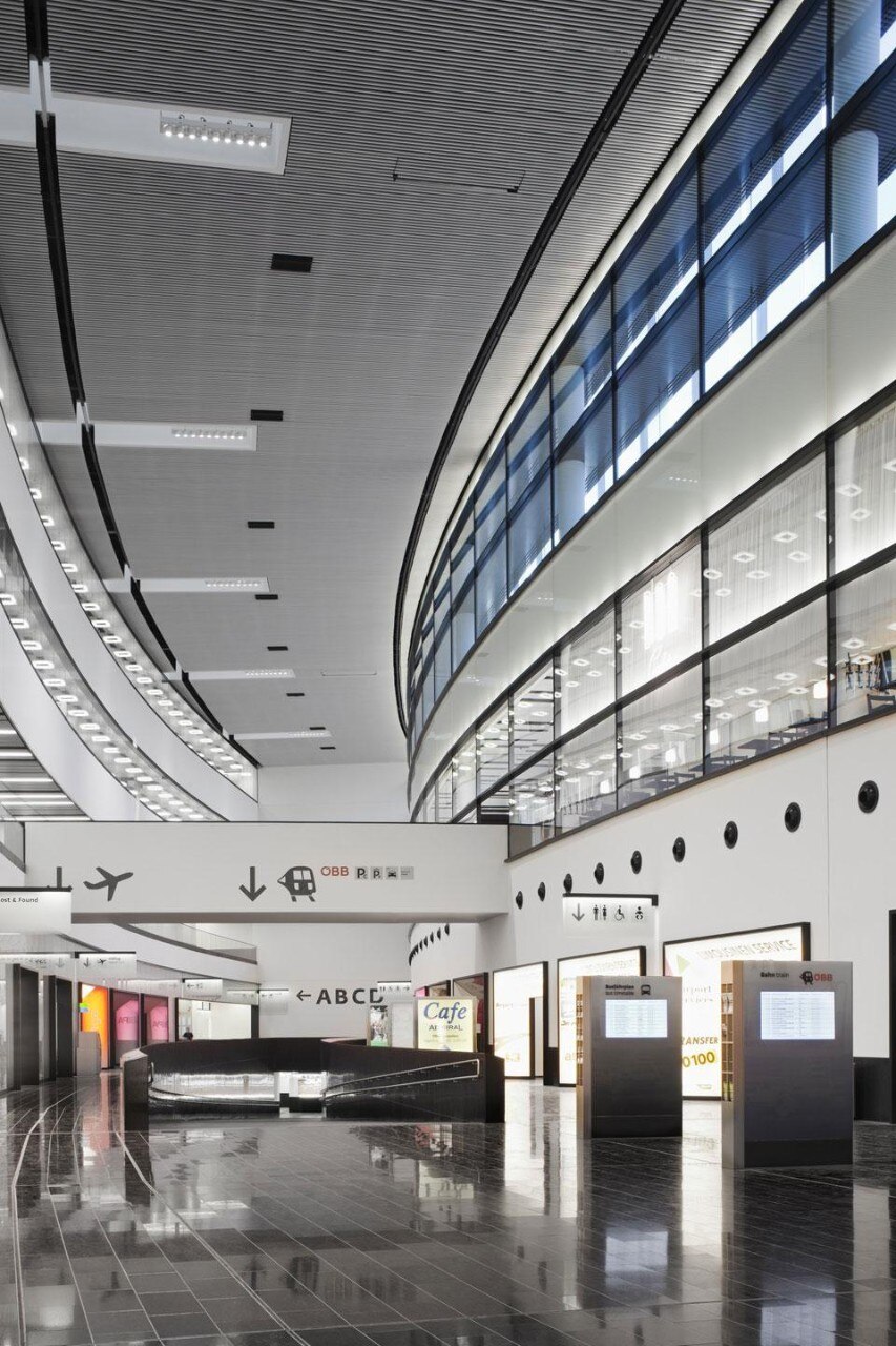 Baumschlager Eberle, estensione dell' aeroporto internazionale di Vienna, 2012. Vista della hall degli arrivi